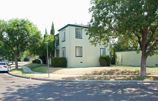 Brooks Apartments in Fresno, CA - Building Photo - Building Photo