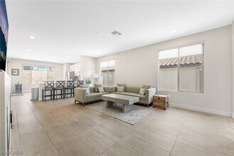 57 Lk Blf Ct in Henderson, NV - Building Photo - Building Photo