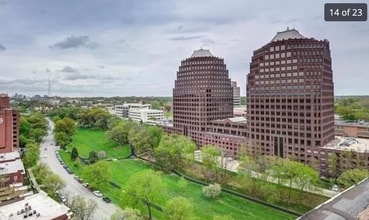 4545 Wornall Rd, Unit 1108 in Kansas City, MO - Foto de edificio - Building Photo