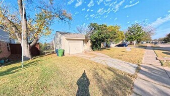 2233 Huskey St in Garland, TX - Building Photo