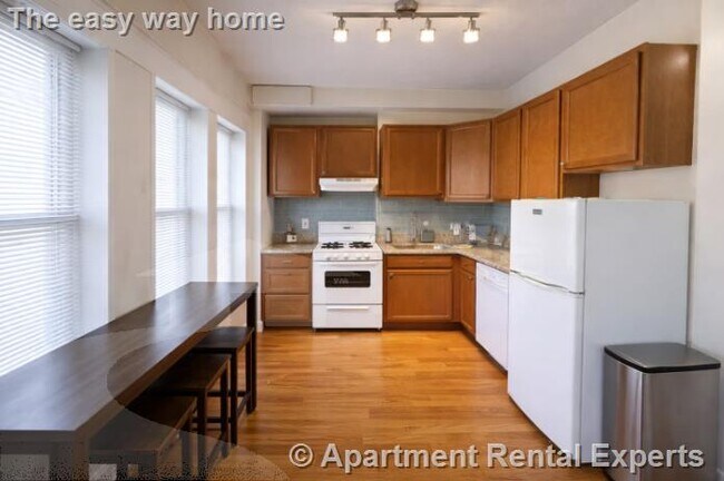 1054 Cambridge St, Unit #4F in Cambridge, MA - Foto de edificio - Building Photo