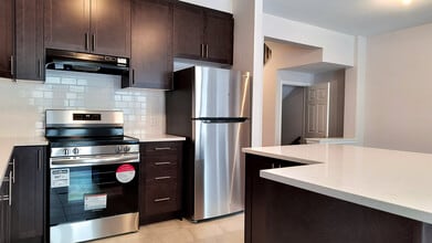Bright and spacious 3-bedroom, 2.5-bathroo in Ottawa, ON - Building Photo - Building Photo
