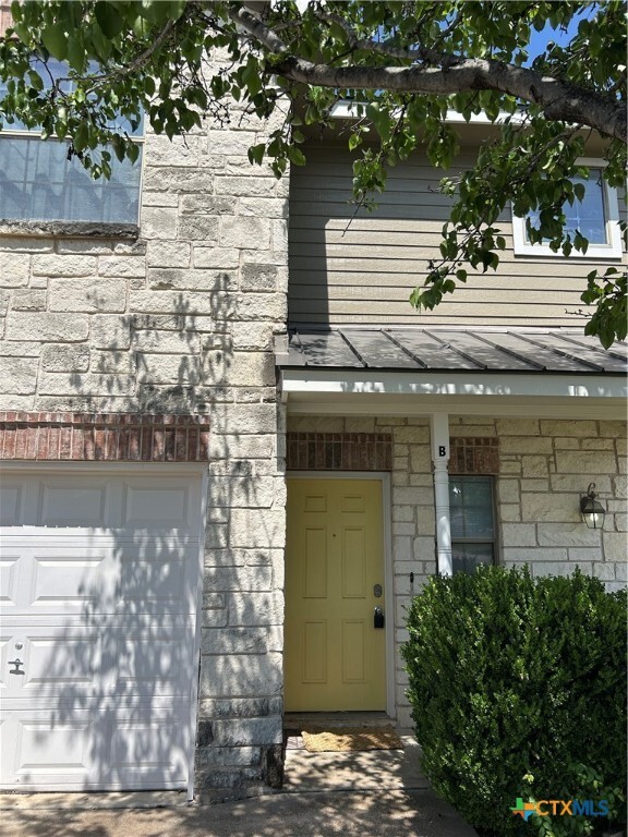 property at 1500 N Claremont Cir