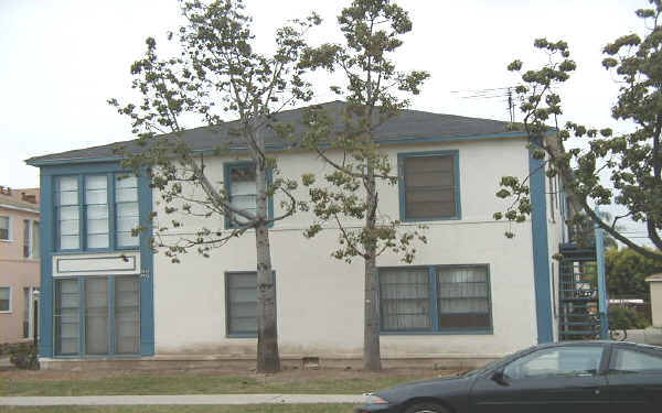 4620 N Banner Dr in Long Beach, CA - Foto de edificio