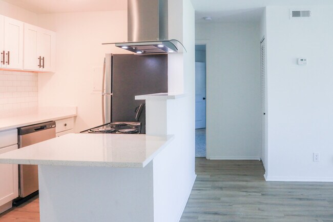 1800 Ashley West Apartments in Charleston, SC - Building Photo - Interior Photo