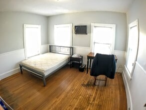 167 Main ST, Unit 2-2 in Malden, MA - Foto de edificio - Building Photo