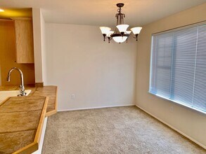 Beautiful Condo Within Walking Distance of Downtown Redmond!! in Redmond, WA - Foto de edificio - Building Photo
