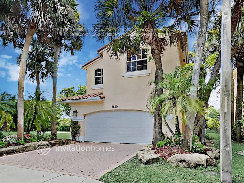 9820 Fairway Cove Ln in Plantation, FL - Building Photo
