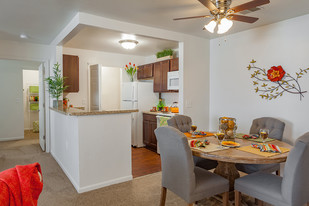 Silver Creek Apartments in Flat Rock, MI - Building Photo