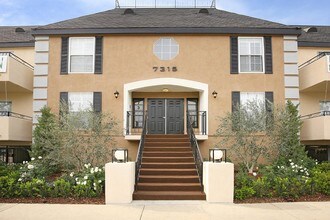 7315 Winnetka Ave, Unit 105 in Los Angeles, CA - Building Photo - Building Photo