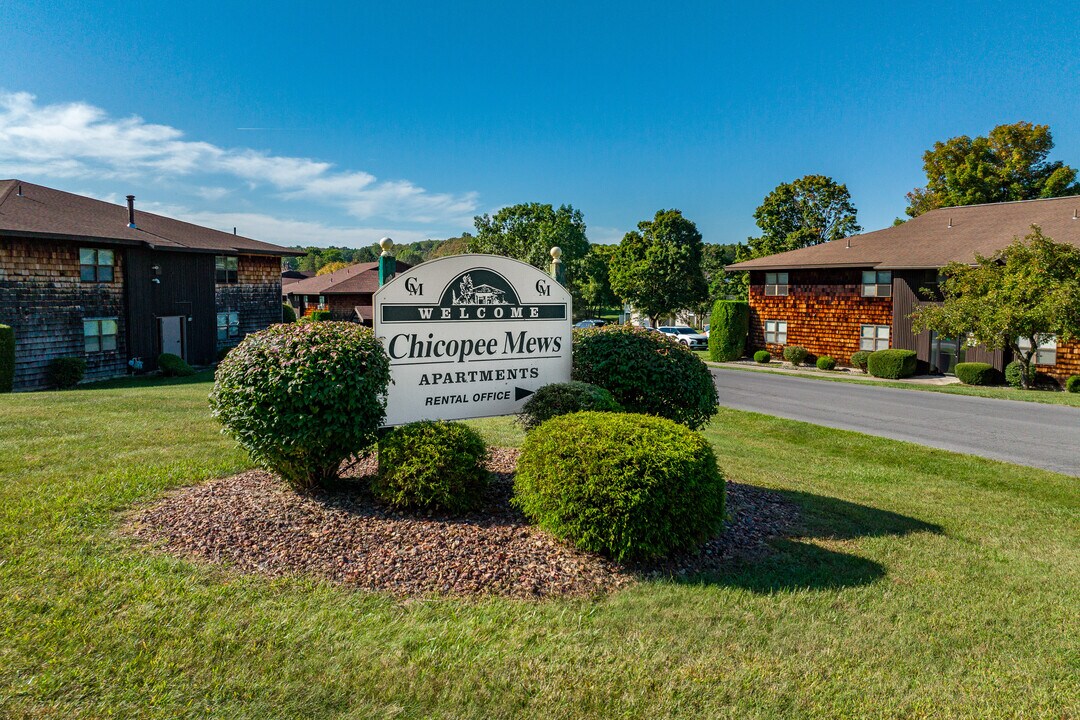 Chicopee Mews in Camillus, NY - Building Photo