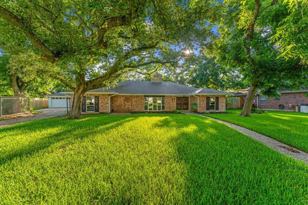 11 Whittier Dr in Friendswood, TX - Foto de edificio