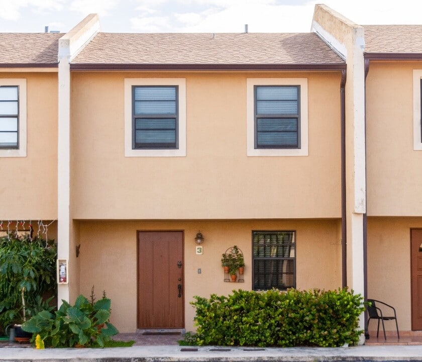 3869 SW 99th Ave in Miami, FL - Building Photo