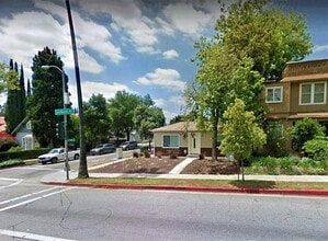 917 N Los Robles Ave in Pasadena, CA - Foto de edificio - Building Photo