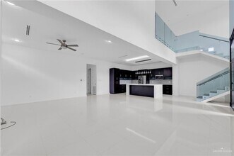 18 Redbud Ave W in McAllen, TX - Building Photo - Building Photo