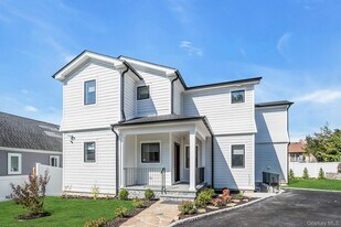 7 Bud Ct in Bayville, NY - Building Photo