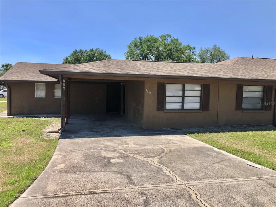 5601 Struthers Ct in Winter Haven, FL - Foto de edificio