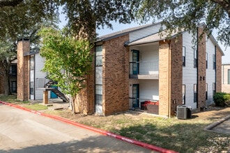 Lakeland Apartments in Lewisville, TX - Foto de edificio - Building Photo