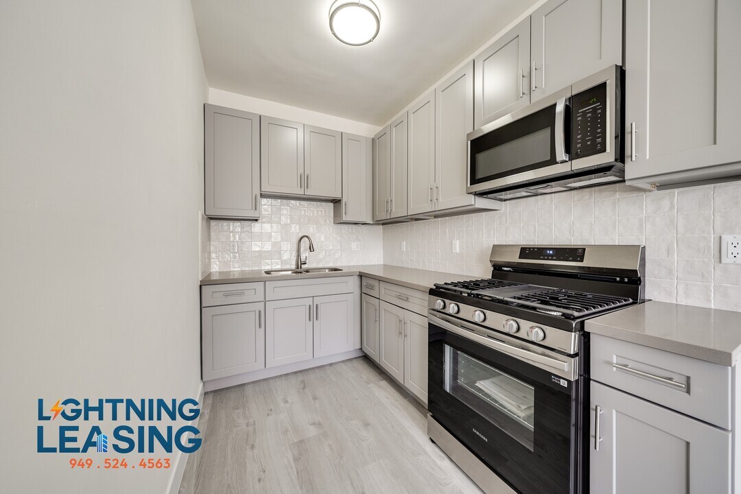 402 N Coronado St in Los Angeles, CA - Building Photo