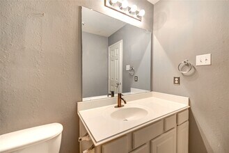 2931 Meadowglen Cove in Houston, TX - Building Photo - Building Photo