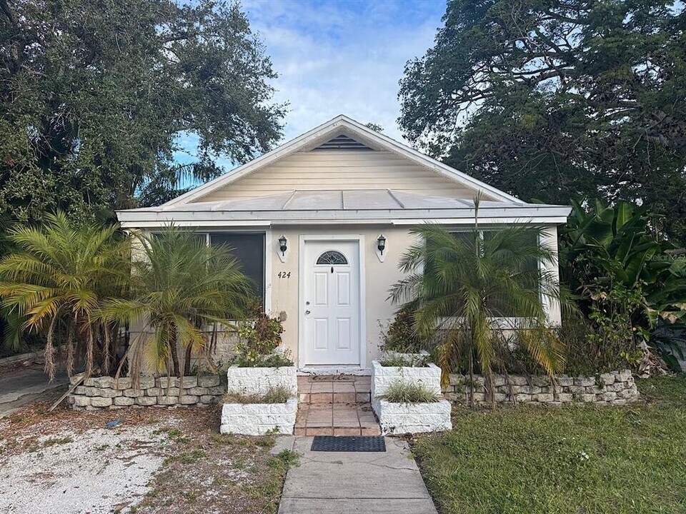 424 Wildwood Way in Belleair, FL - Building Photo