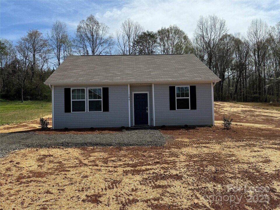 106 Titanium Dr in Statesville, NC - Building Photo