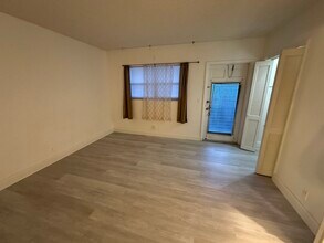 467 Golden Isles Dr, Unit 306 in Hallandale Beach, FL - Building Photo - Building Photo