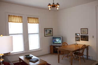 301 W 2nd St, Unit 4 in Muscatine, IA - Foto de edificio - Building Photo