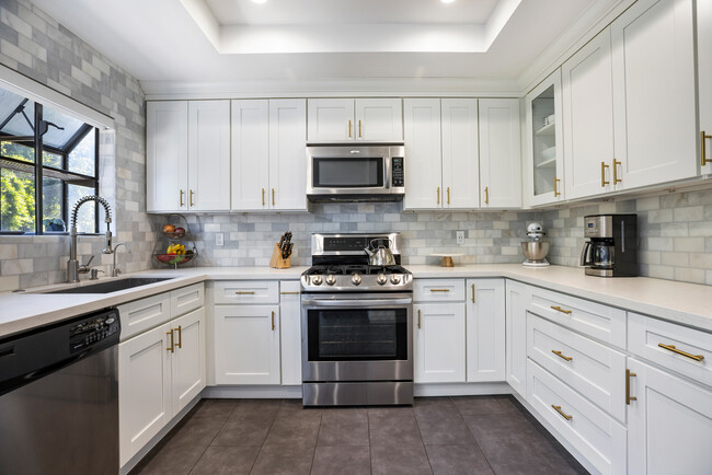 2560 S Centinela Ave in Los Angeles, CA - Building Photo - Building Photo