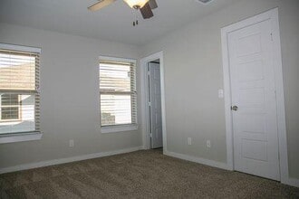 121 Calm Water Loop in Bastrop, TX - Foto de edificio - Building Photo