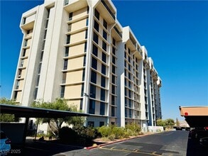 3930 S University Center Dr in Las Vegas, NV - Foto de edificio - Building Photo
