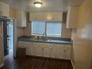 1423 W 106th St in Los Angeles, CA - Building Photo - Building Photo