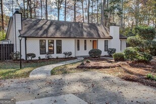 1010 Mathews Ct in Smyrna, GA - Building Photo