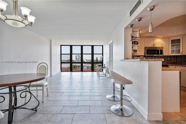2049 S Ocean Dr in Hallandale Beach, FL - Building Photo - Building Photo