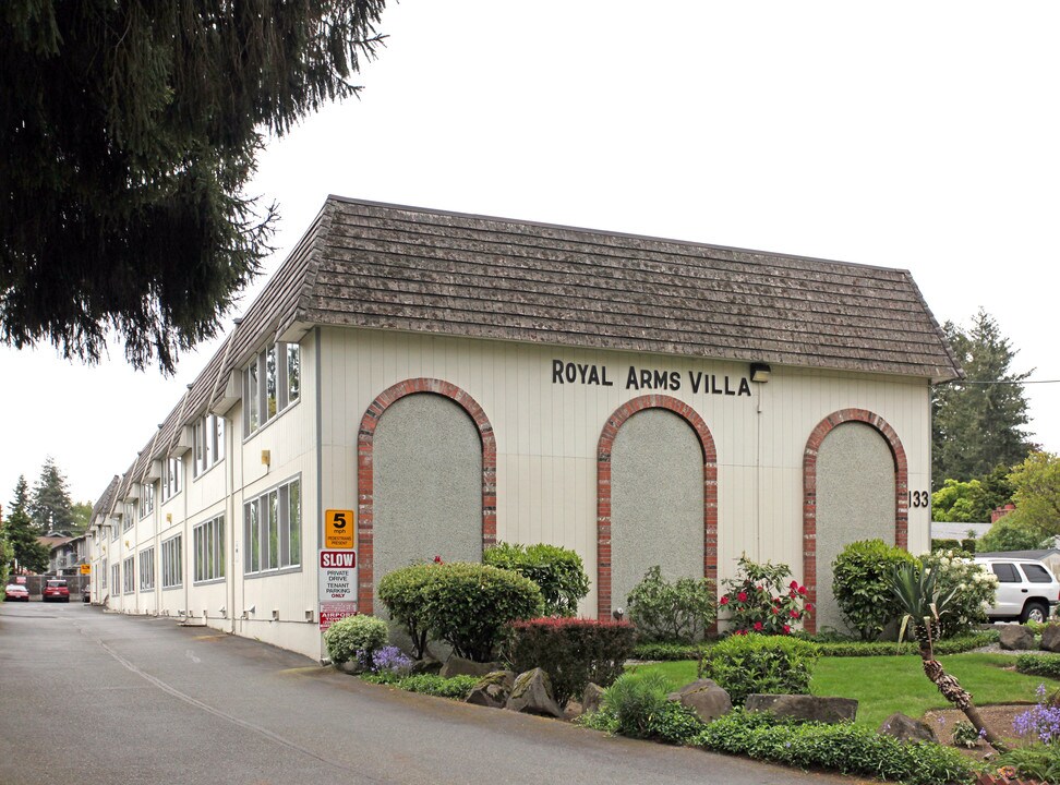 Royal Arms Villa in Normandy Park, WA - Foto de edificio