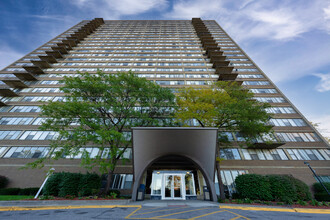 Lake Park Tower in East Cleveland, OH - Foto de edificio - Building Photo