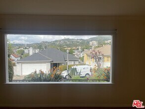 4160 Holly Knoll Dr in Los Angeles, CA - Building Photo - Building Photo