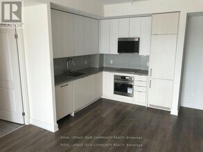 297-1297 Oak Walk Dr in Oakville, ON - Building Photo - Building Photo