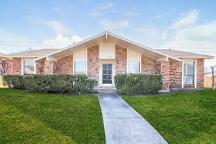 902 Live Oak Dr in Desoto, TX - Building Photo