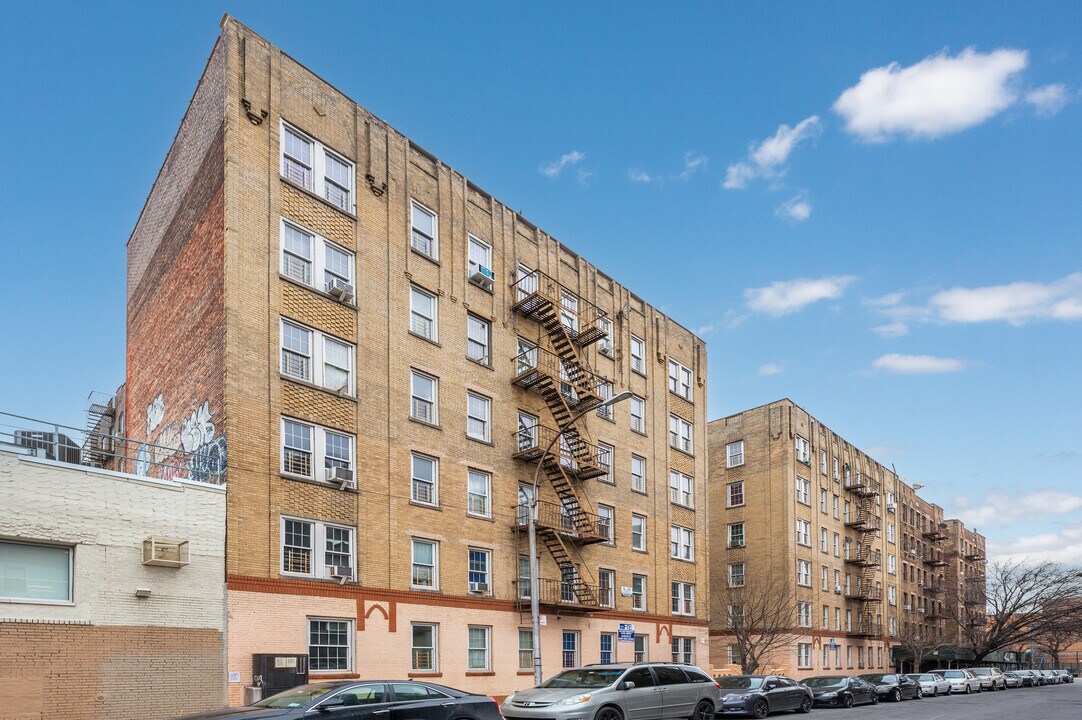 1576 Taylor Ave in Bronx, NY - Building Photo