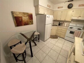 1050 Atlantic Shores Blvd in Hallandale Beach, FL - Building Photo - Building Photo