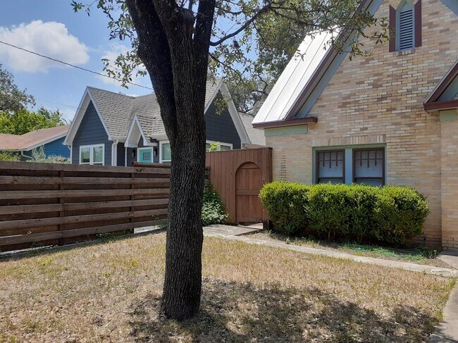 815 Christopher St in Austin, TX - Building Photo - Building Photo