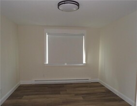 130 Pilgrim Pkwy in Warwick, RI - Building Photo - Building Photo