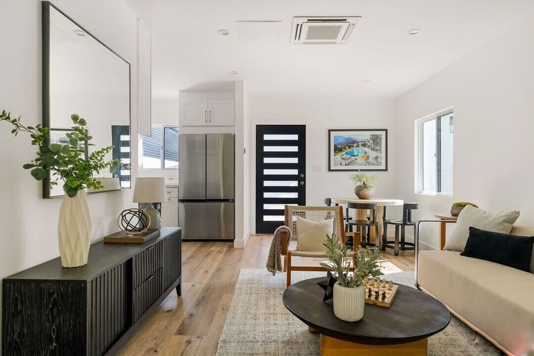 6527 W 85th St in Los Angeles, CA - Building Photo