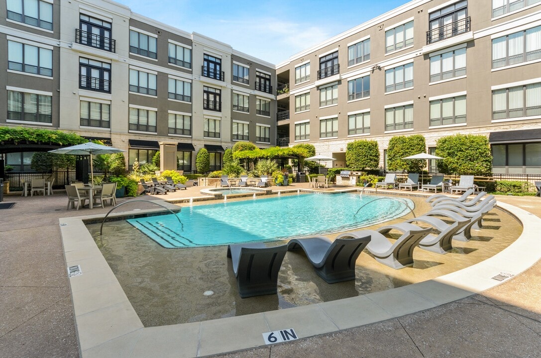 Shoreline on Lake Carolyn in Irving, TX - Building Photo