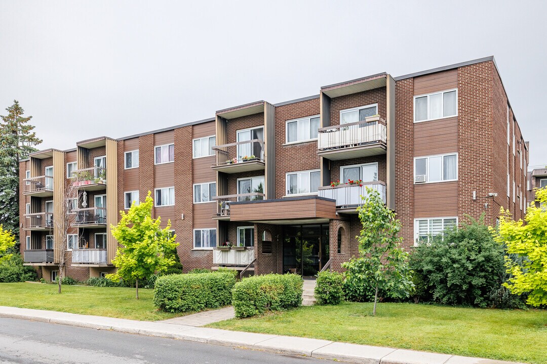 5185 Notre-Dame Boul in Laval, QC - Building Photo
