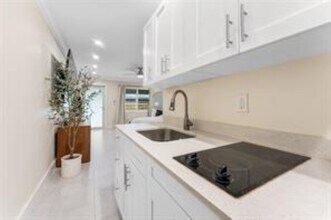 1706 NE 25th St, Unit 1 in Wilton Manors, FL - Foto de edificio - Building Photo