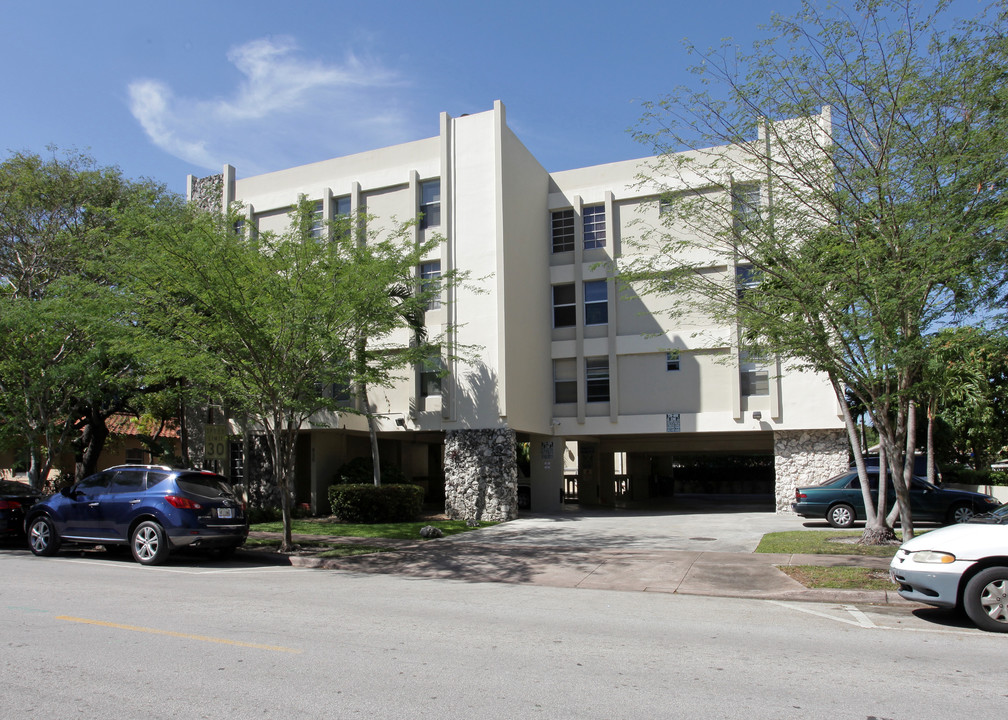 Barcelona Court in Miami, FL - Building Photo