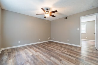 Flats at Greentree in Clarksville, IN - Foto de edificio - Interior Photo