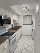 895 N Village Dr in St. Petersburg, FL - Building Photo - Building Photo